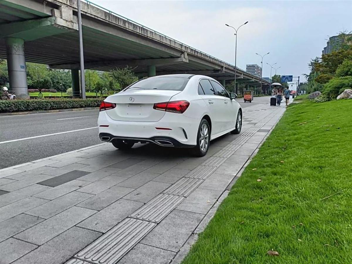 奔馳 奔馳A級(jí)  2019款  改款 A 200 L 運(yùn)動(dòng)轎車圖片