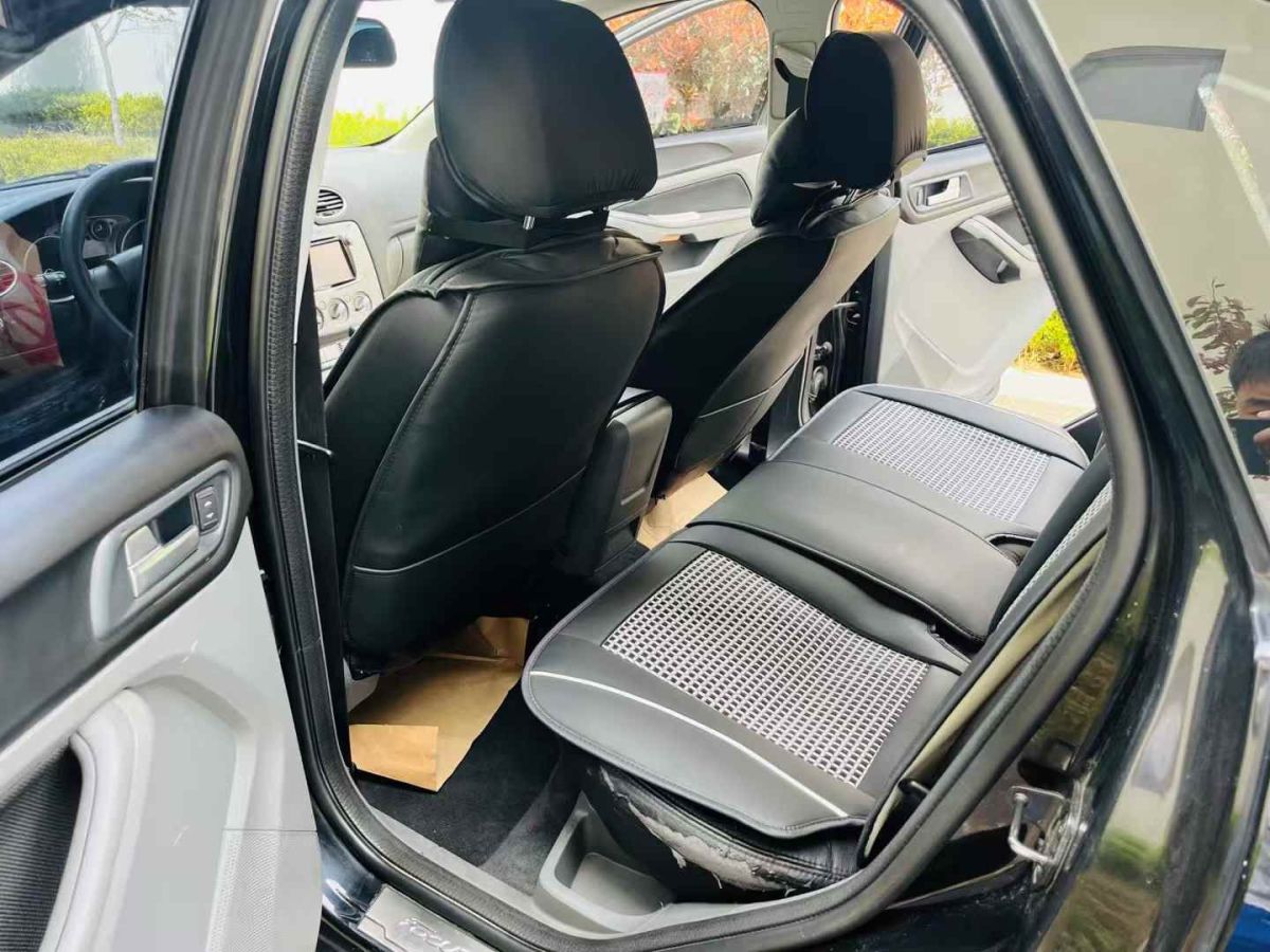 福特 ?？怂? 2013款 三廂經(jīng)典 1.8L 自動基本型圖片
