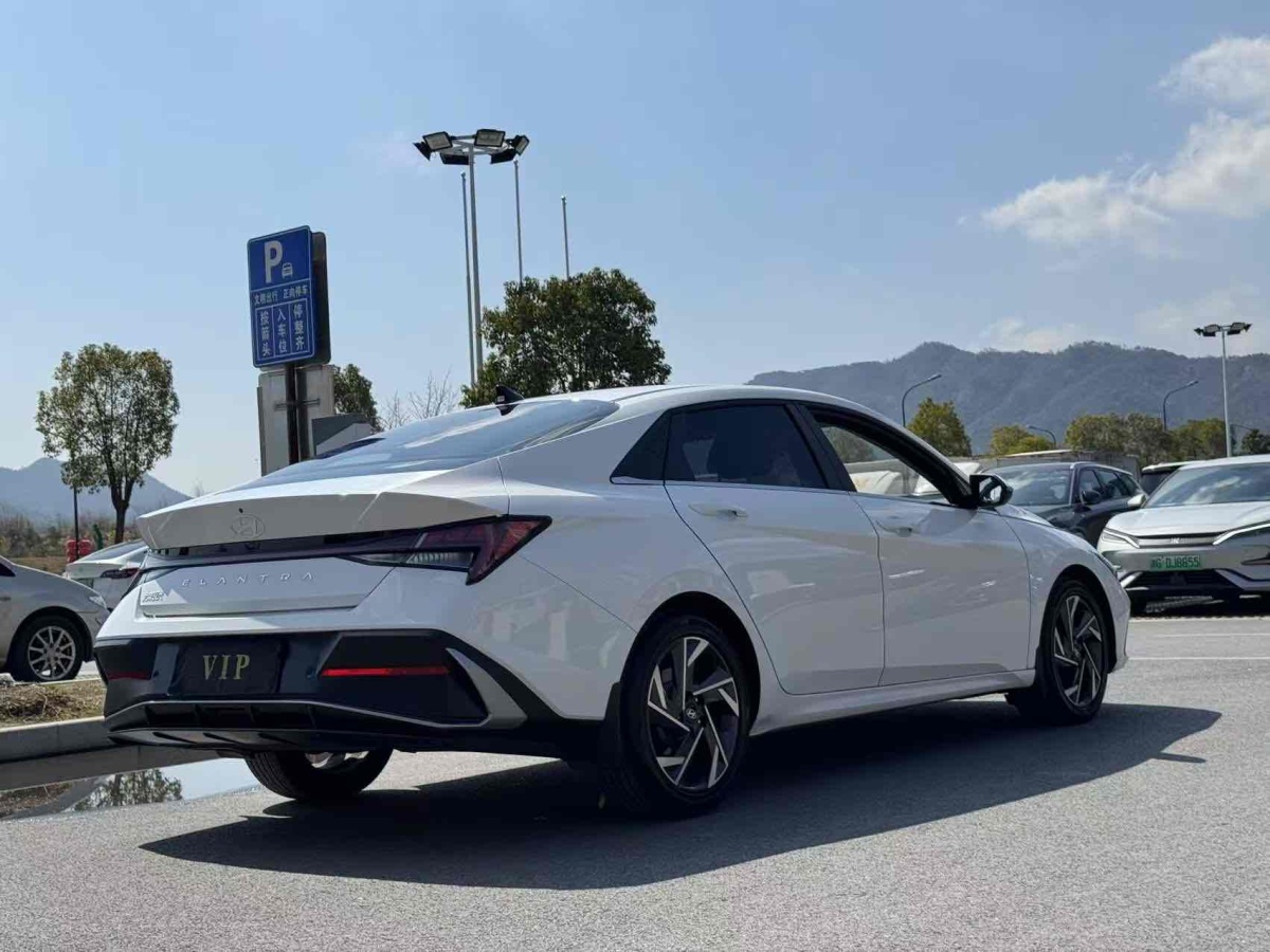 現(xiàn)代 伊蘭特  2023款 1.5L CVT LUX尊貴版圖片