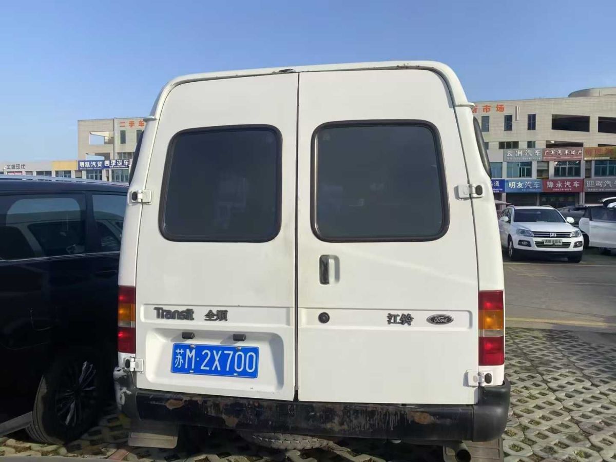 福特 經(jīng)典全順  2015款 2.4L長(zhǎng)軸15座中頂客車4G64S4N圖片
