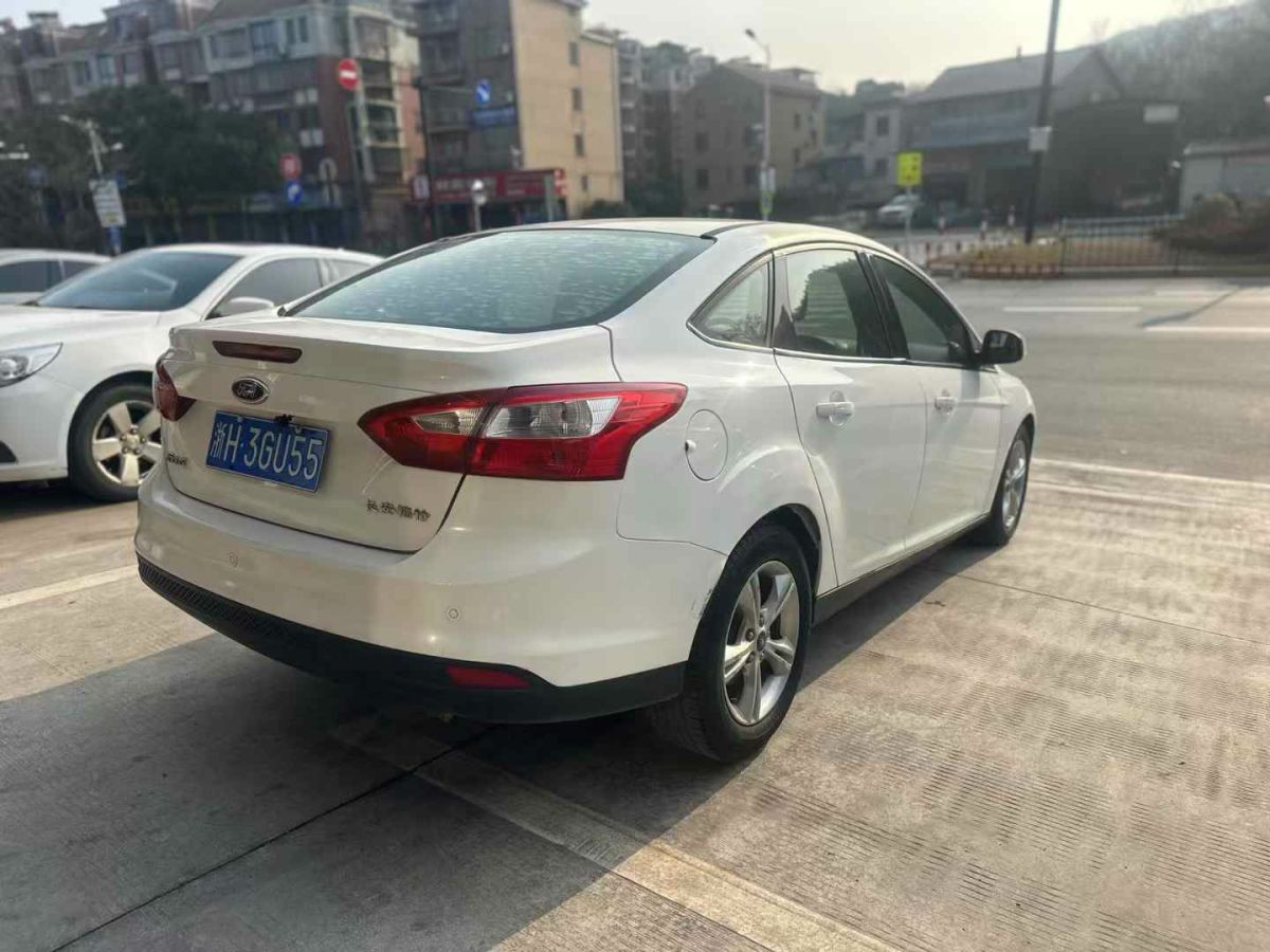 福特 ?？怂? 2014款 兩廂經(jīng)典 1.8L 自動酷白典藏版圖片