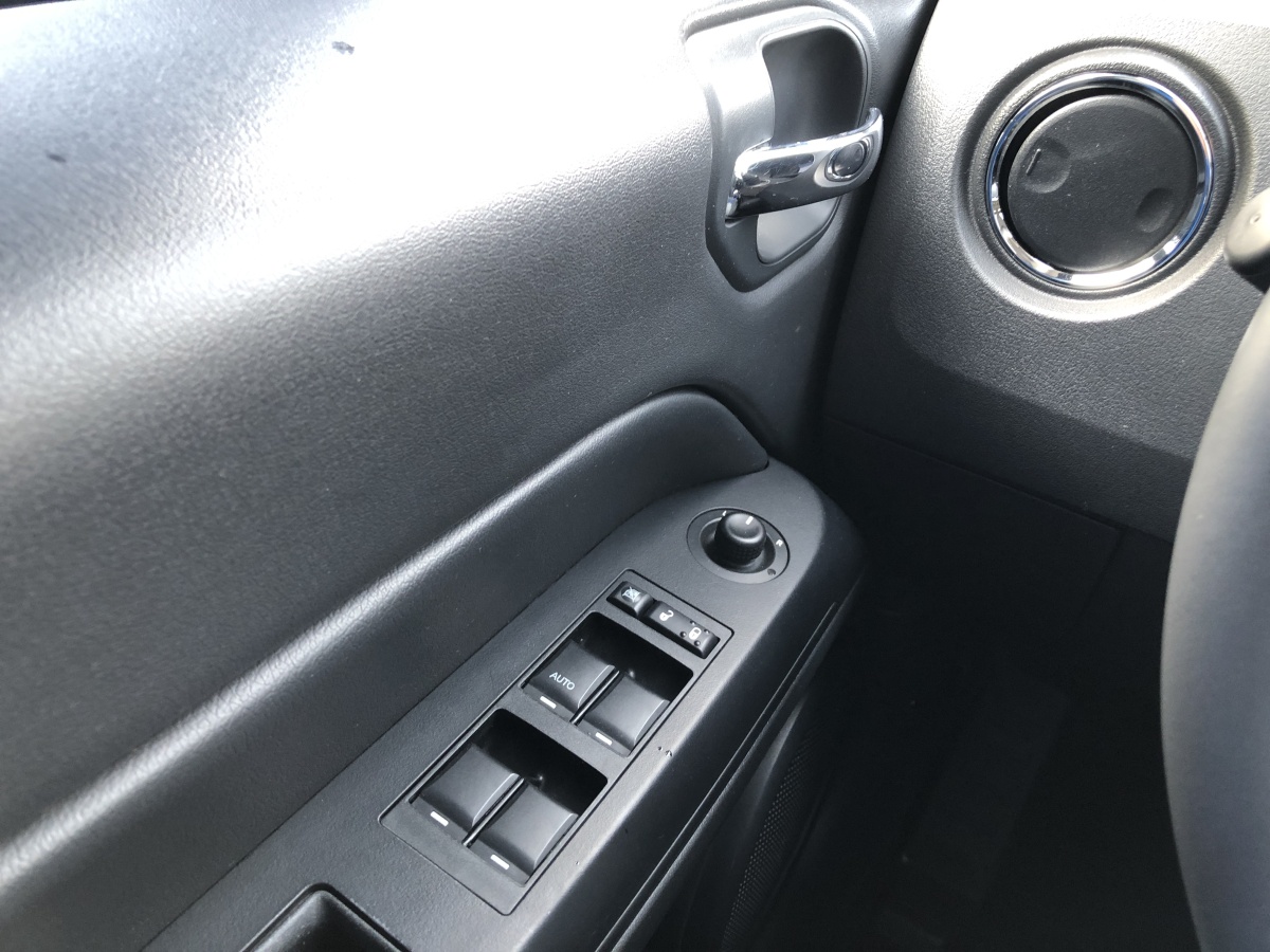 Jeep 指南者  2013款 2.0L 兩驅(qū)運動版圖片