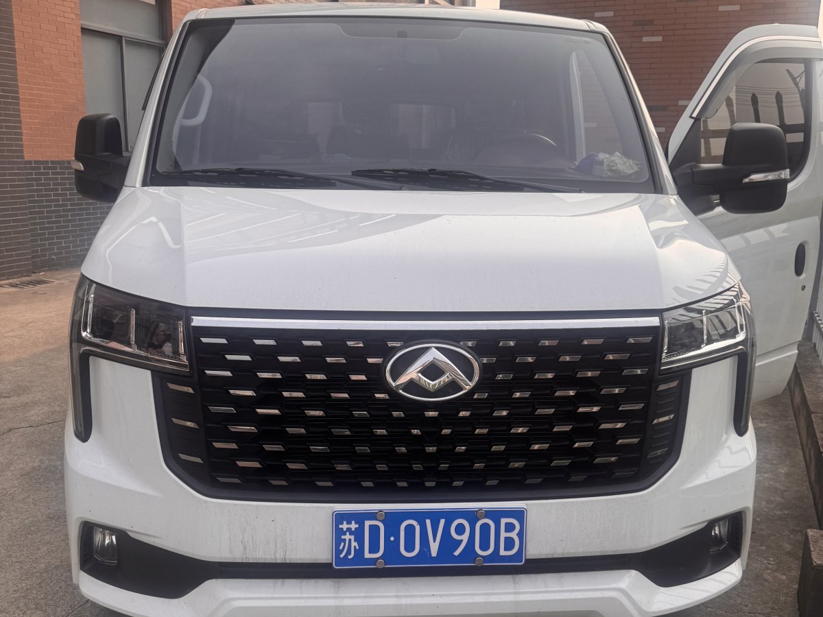 上汽大通 V80  2023款 2.0T 手動經(jīng)典傲運通短軸超低頂5/6座圖片
