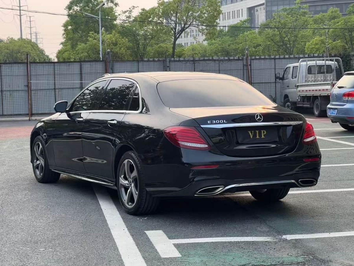 奔馳 奔馳E級  2019款 改款 E 300 L 運(yùn)動時尚型圖片