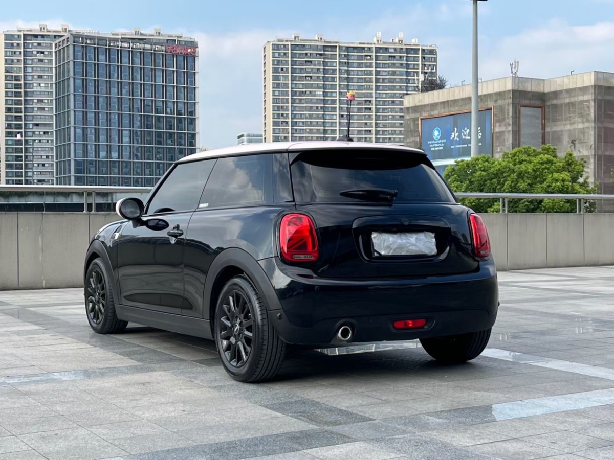 MINI MINI  2020款 1.5T COOPER 經(jīng)典派 五門絕色版圖片