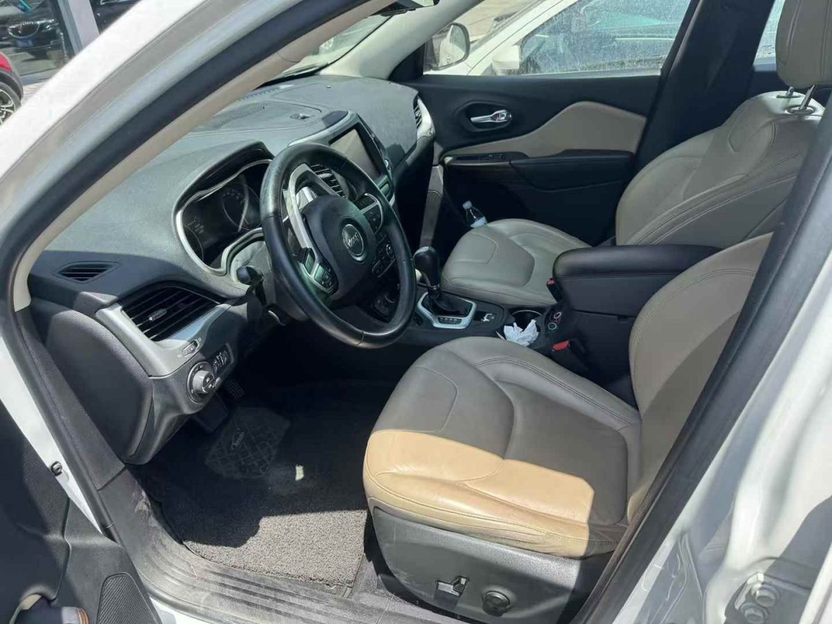Jeep 自由光  2016款 2.0L 優(yōu)越版圖片