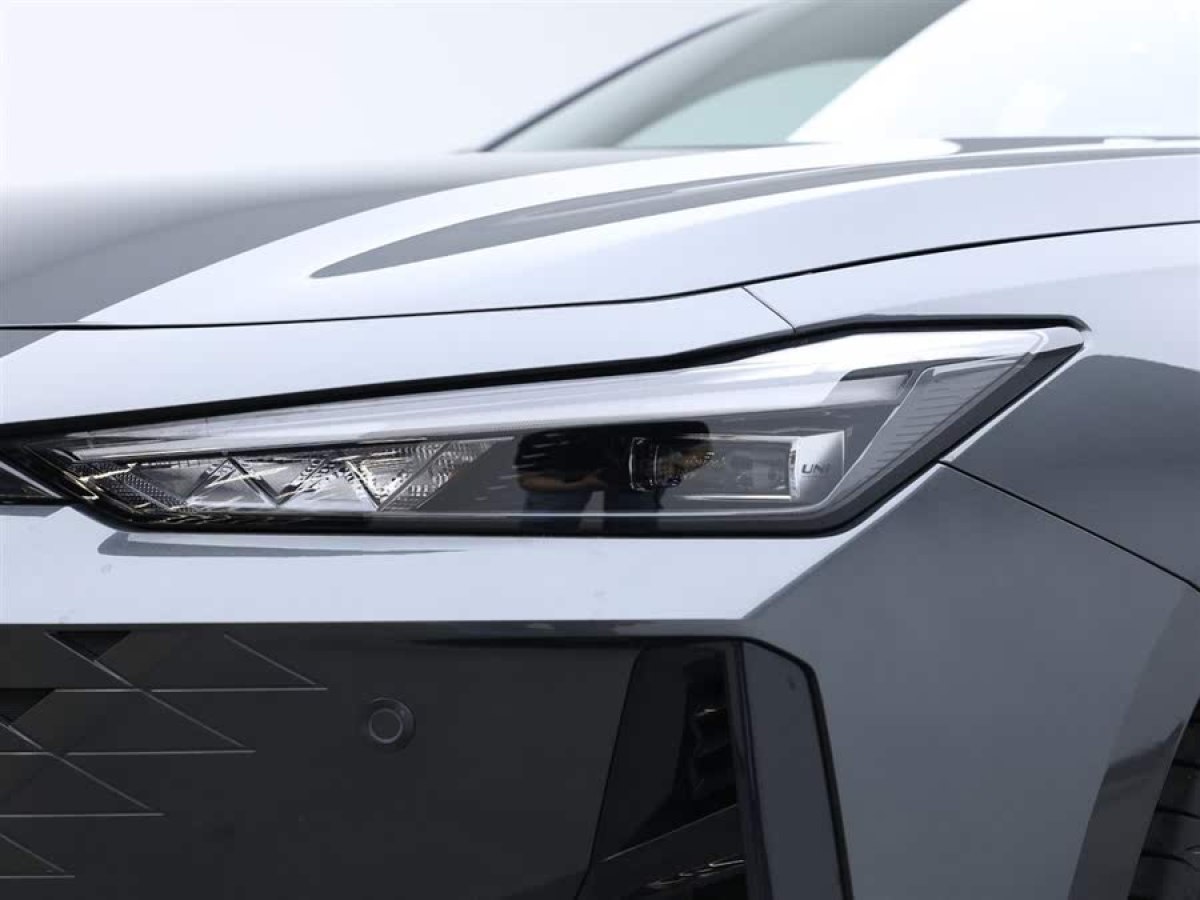 長(zhǎng)安 長(zhǎng)安UNI-V  2024款 1.5T 尊貴型圖片