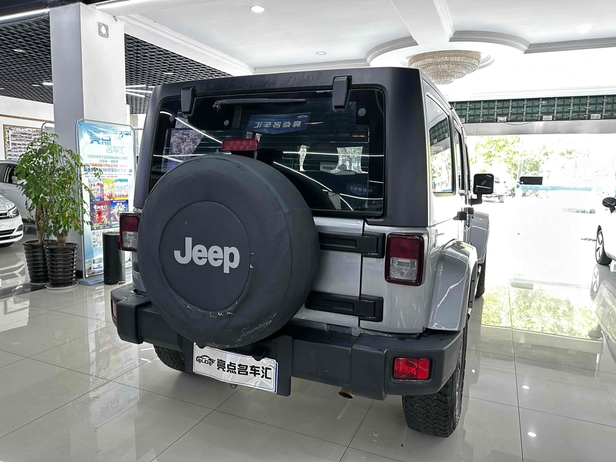 Jeep 牧馬人  2015款 3.0L Sahara 四門舒享版圖片