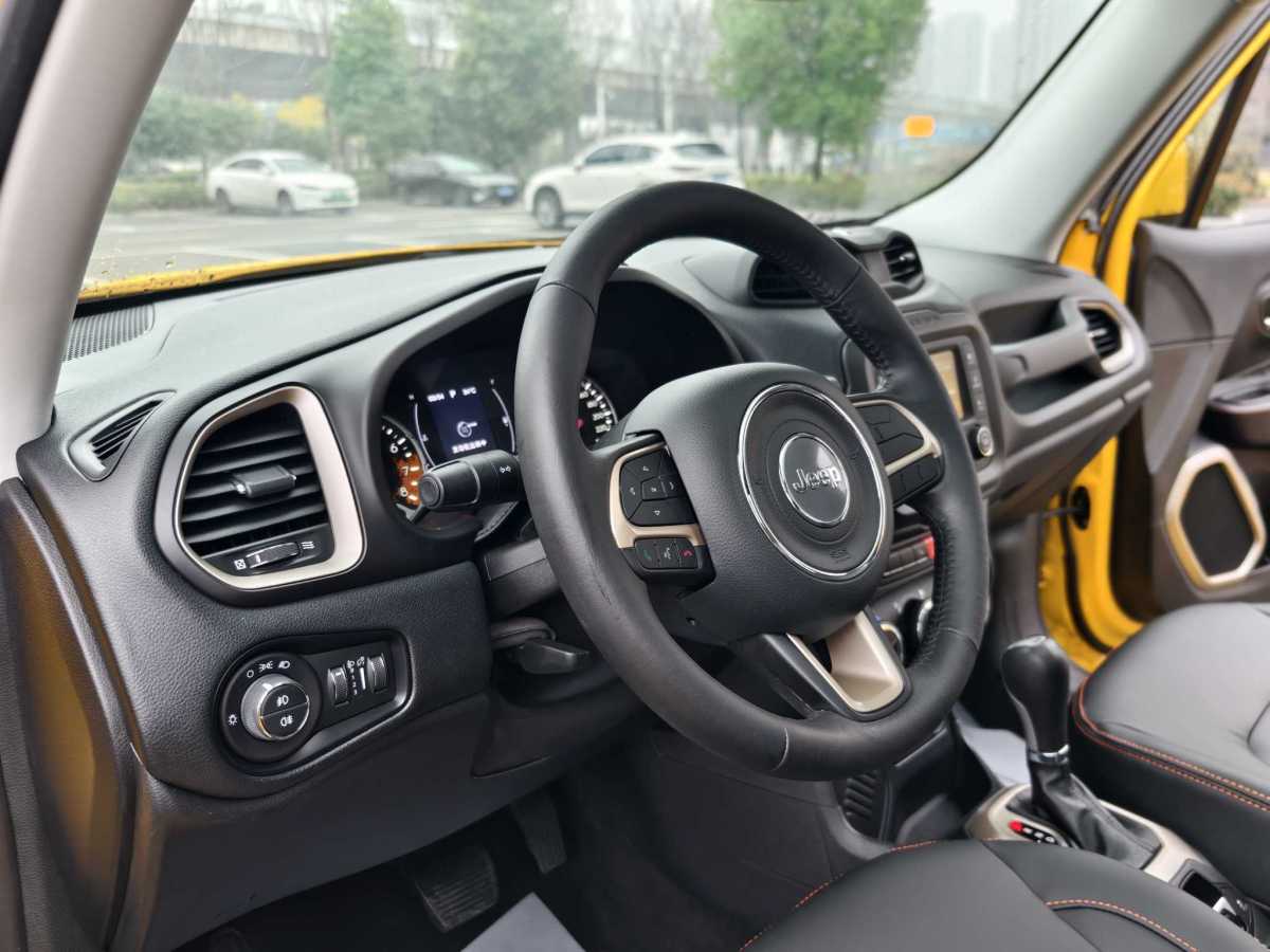 Jeep 自由俠  2018款 互聯(lián)大屏版 180T 自動(dòng)勁能版圖片