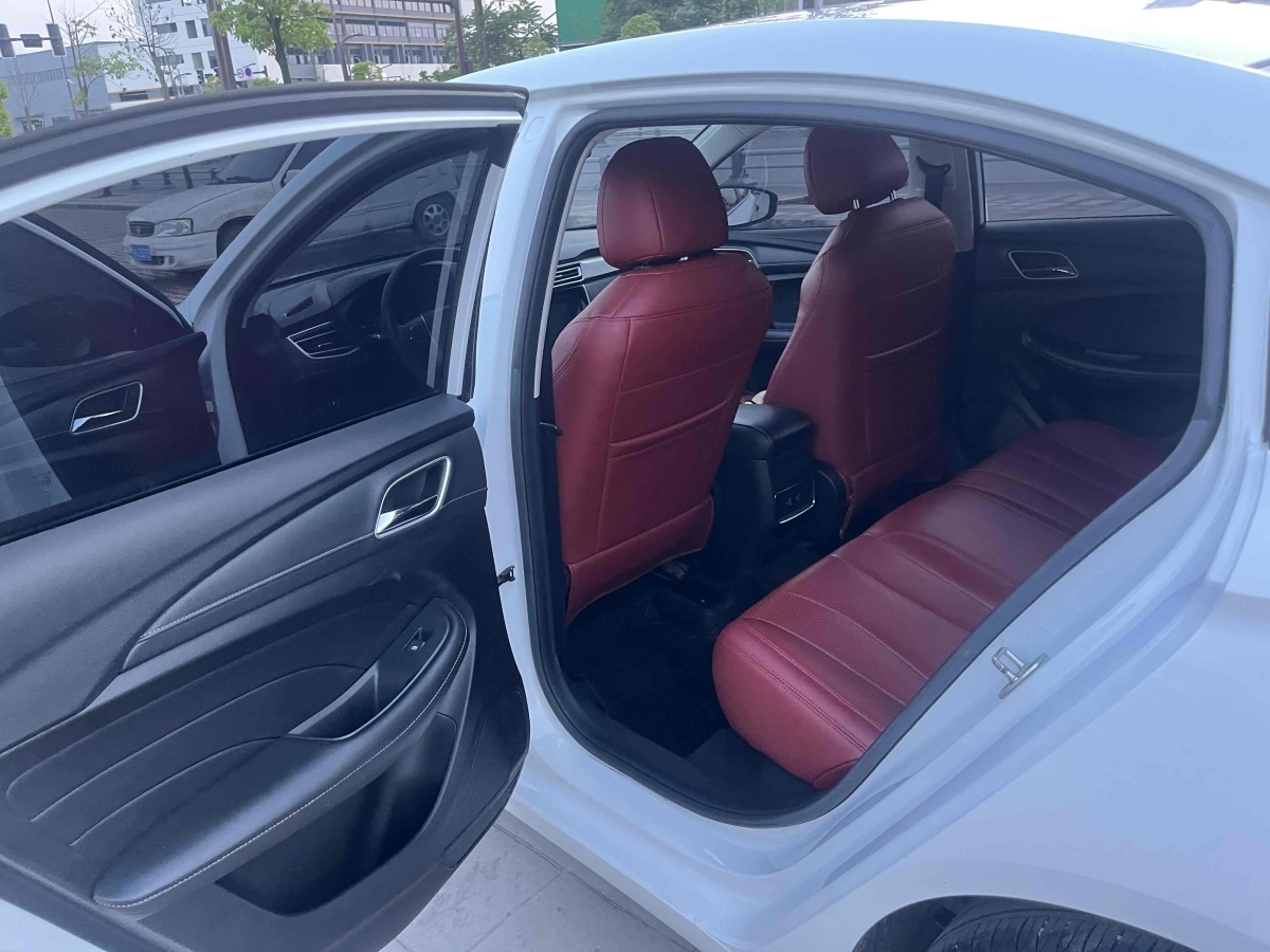 榮威 i5  2020款 1.5L 手動(dòng)4G互聯(lián)領(lǐng)豪版圖片