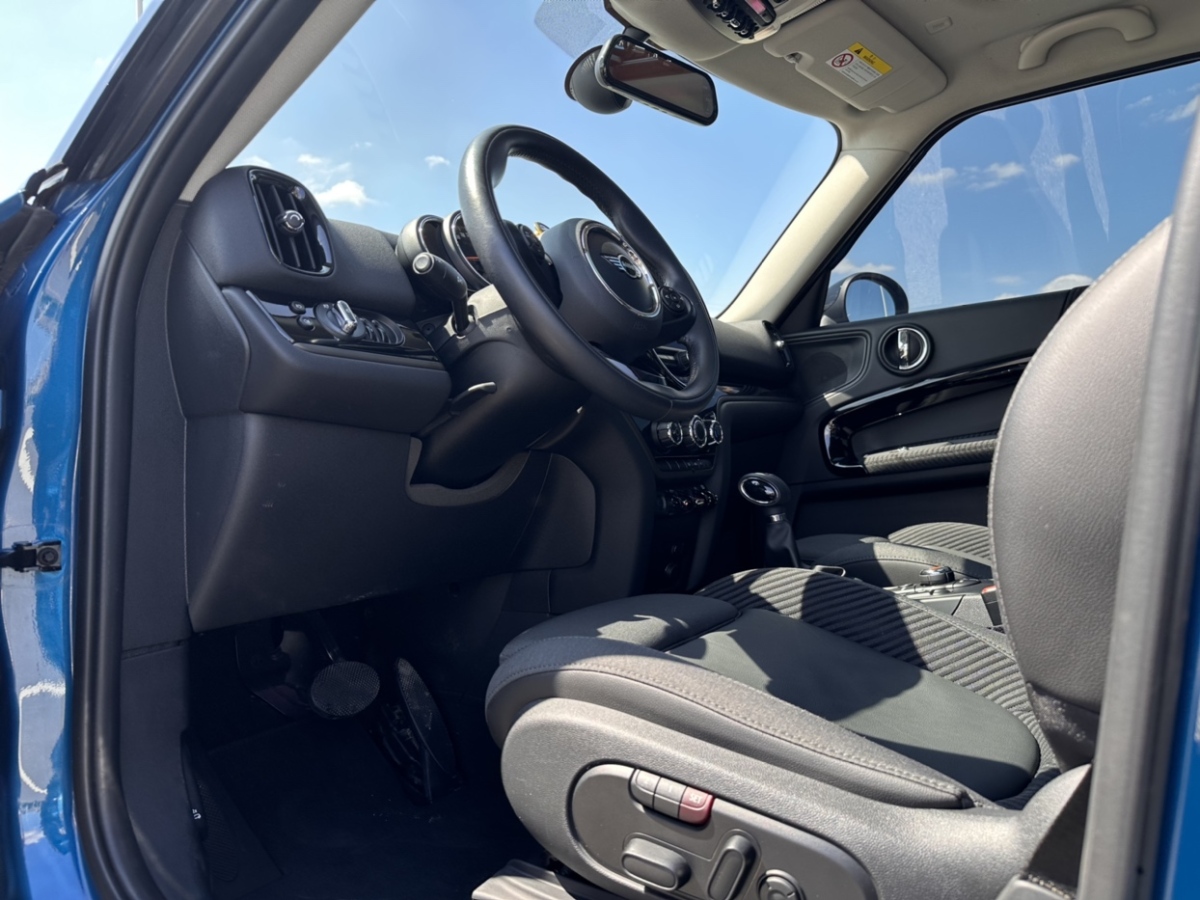 MINI COUNTRYMAN  2019款 1.5T COOPER ALL4 經(jīng)典派周末旅行版圖片