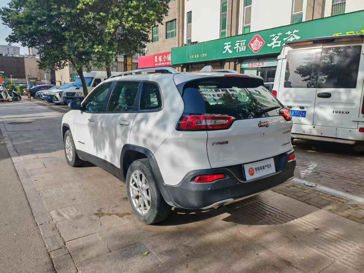 Jeep 自由光  2017款 2.0L 優(yōu)越版圖片