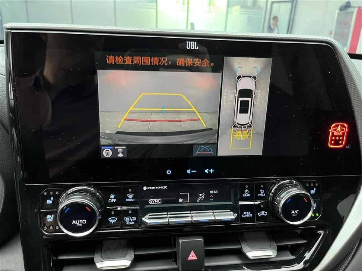 豐田 漢蘭達(dá)  2022款 雙擎 2.5L 四驅(qū)至尊版 7座圖片