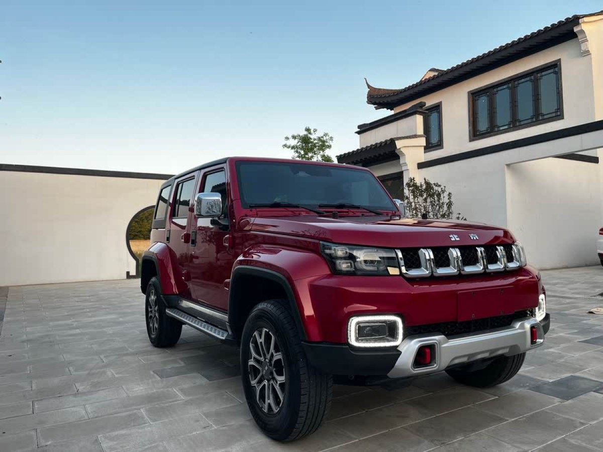 北京 BJ40  2020款 2.0T 自動(dòng)四驅(qū)城市獵人版?zhèn)b客型圖片