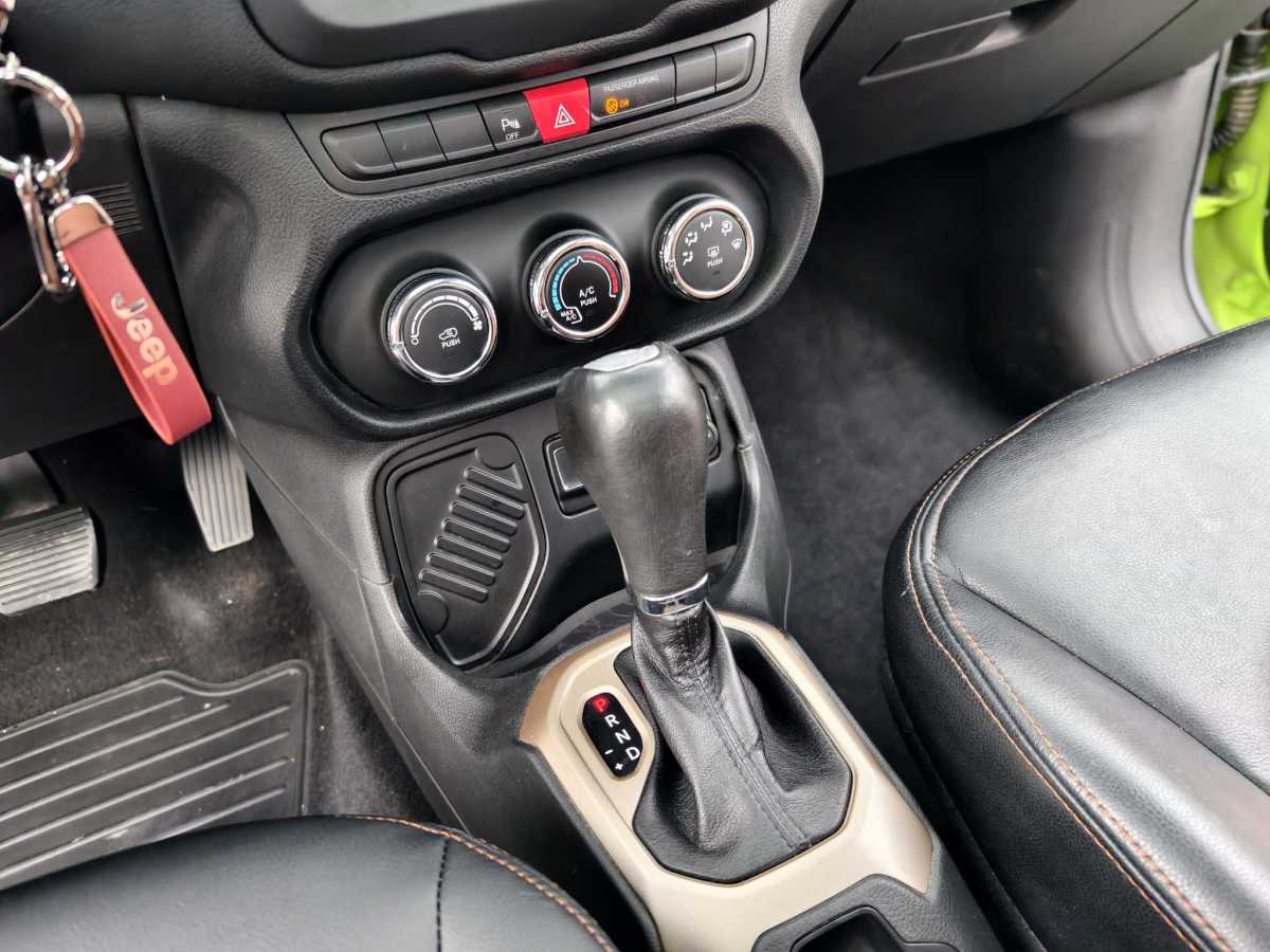 Jeep 自由俠  2018款 互聯(lián)大屏版 180T 自動勁能版圖片