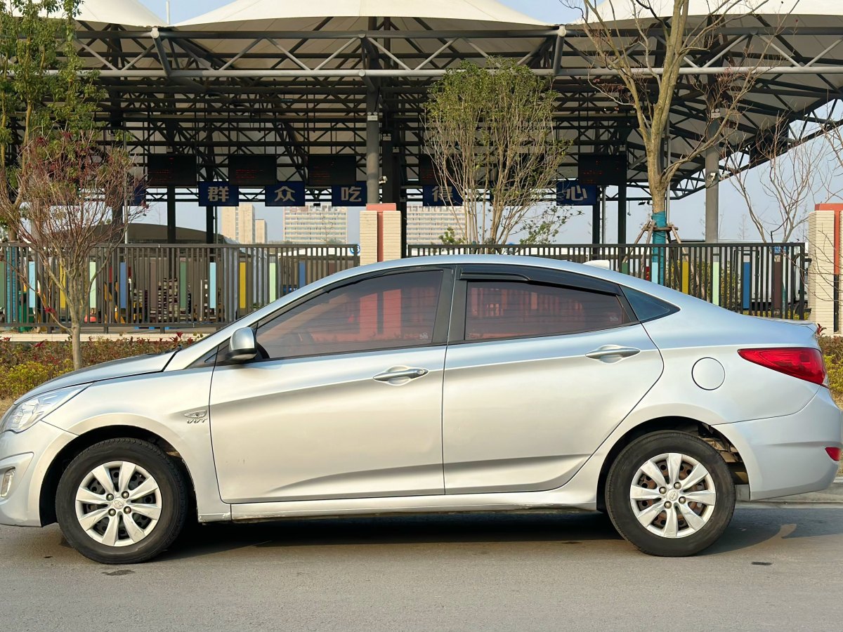 2012年2月现代 瑞纳  2010款 三厢 1.4L 自动舒适型GS