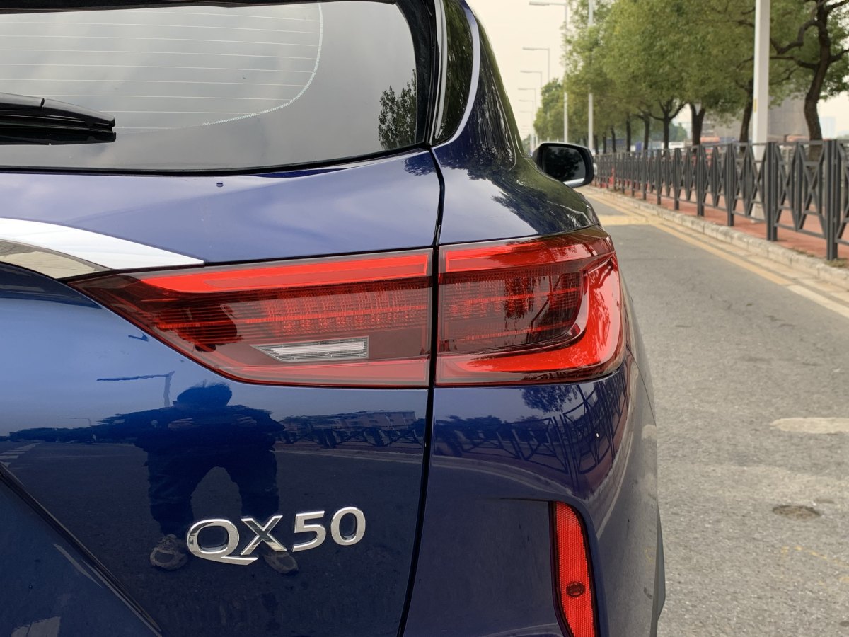 英菲尼迪 QX50  2020款 改款 2.0T 兩驅(qū)時尚版圖片