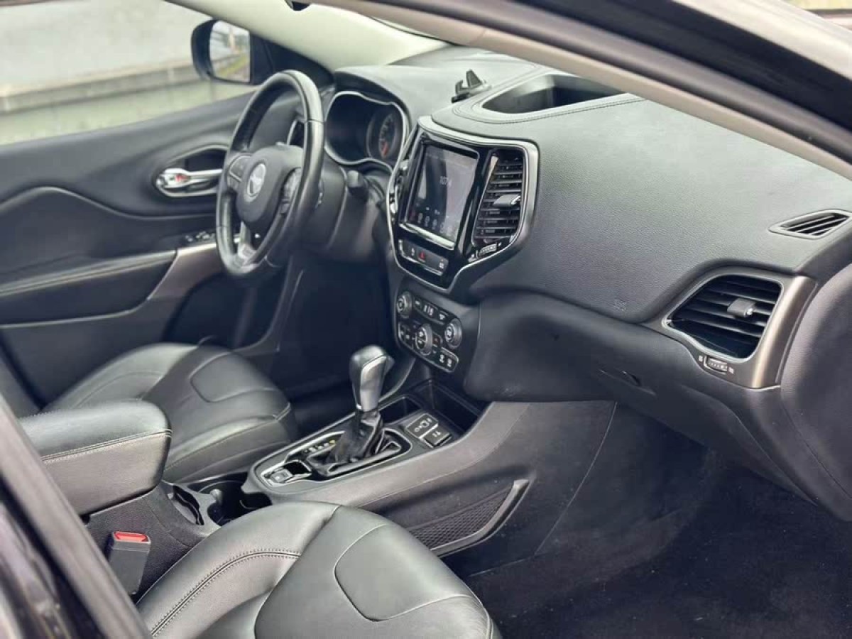 Jeep 自由光  2020款 2.0T 兩驅(qū)領先版圖片