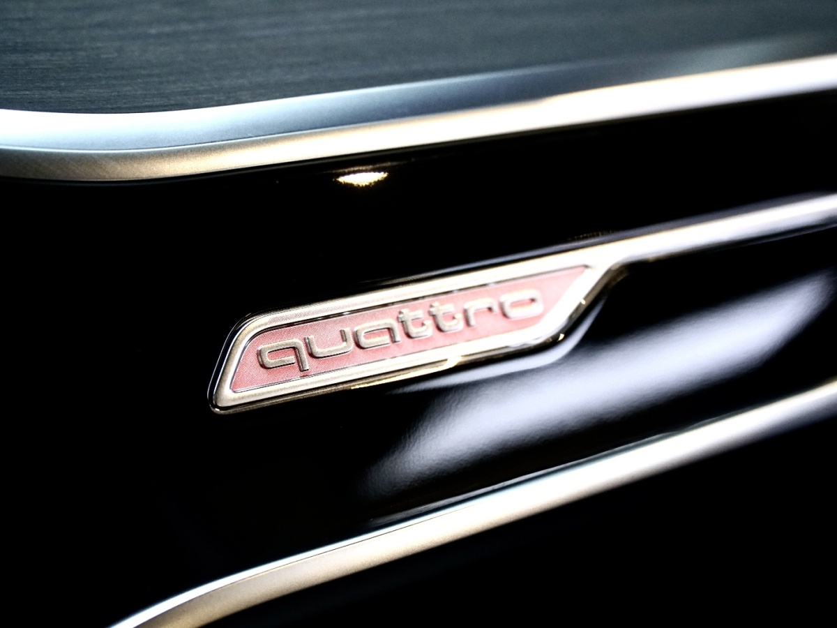 奧迪 奧迪A7L  2024款 55TFSI quattro S-line 志遠型 流晶套裝圖片