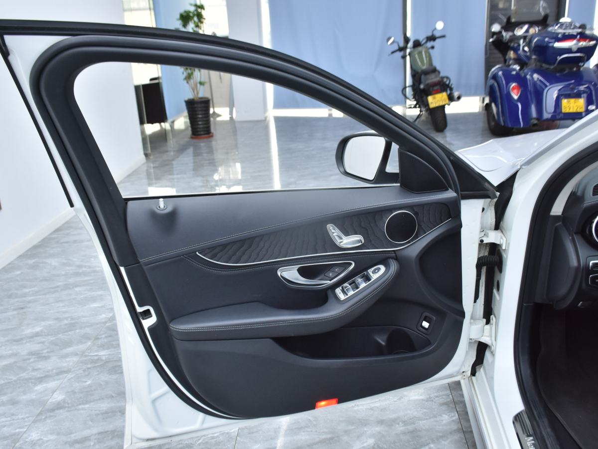 2015年5月奔驰 奔驰C级  2015款 改款 C 180 L 运动型