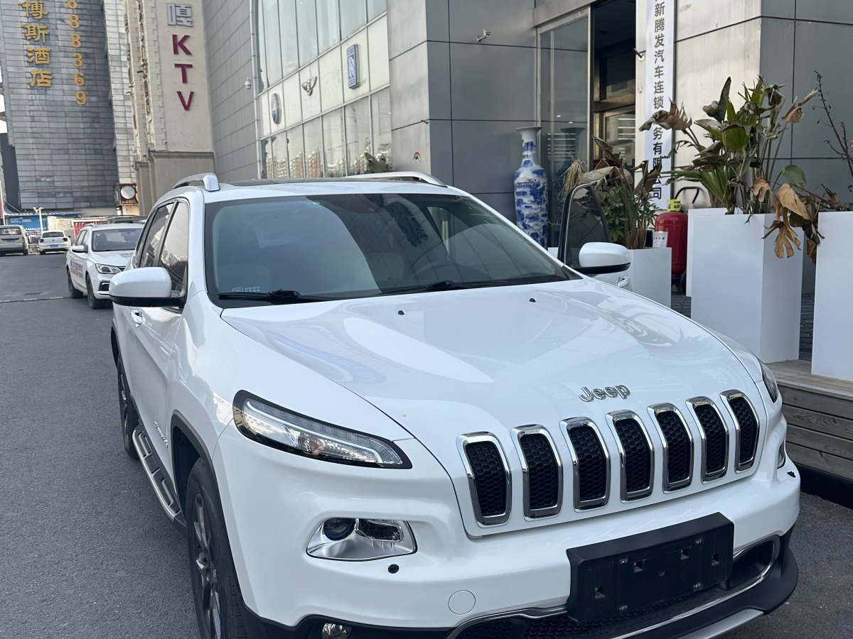 Jeep 自由光  2020款 2.0L 兩驅(qū)經(jīng)典運(yùn)動(dòng)版圖片