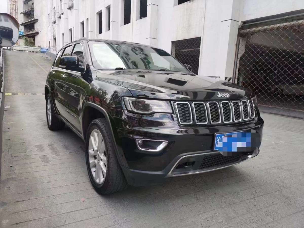 Jeep 大切諾基  2017款 3.0L 舒享導(dǎo)航版圖片