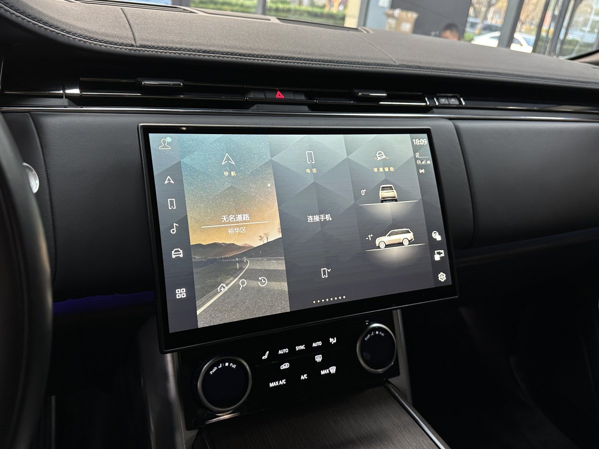 路虎 攬勝  2024款 3.0 L6 400PS 盛世加長(zhǎng)版 七座圖片
