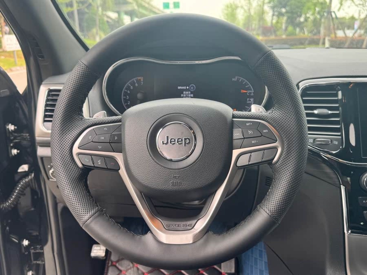 Jeep 大切諾基  2020款 3.0L 專業(yè)導航版圖片