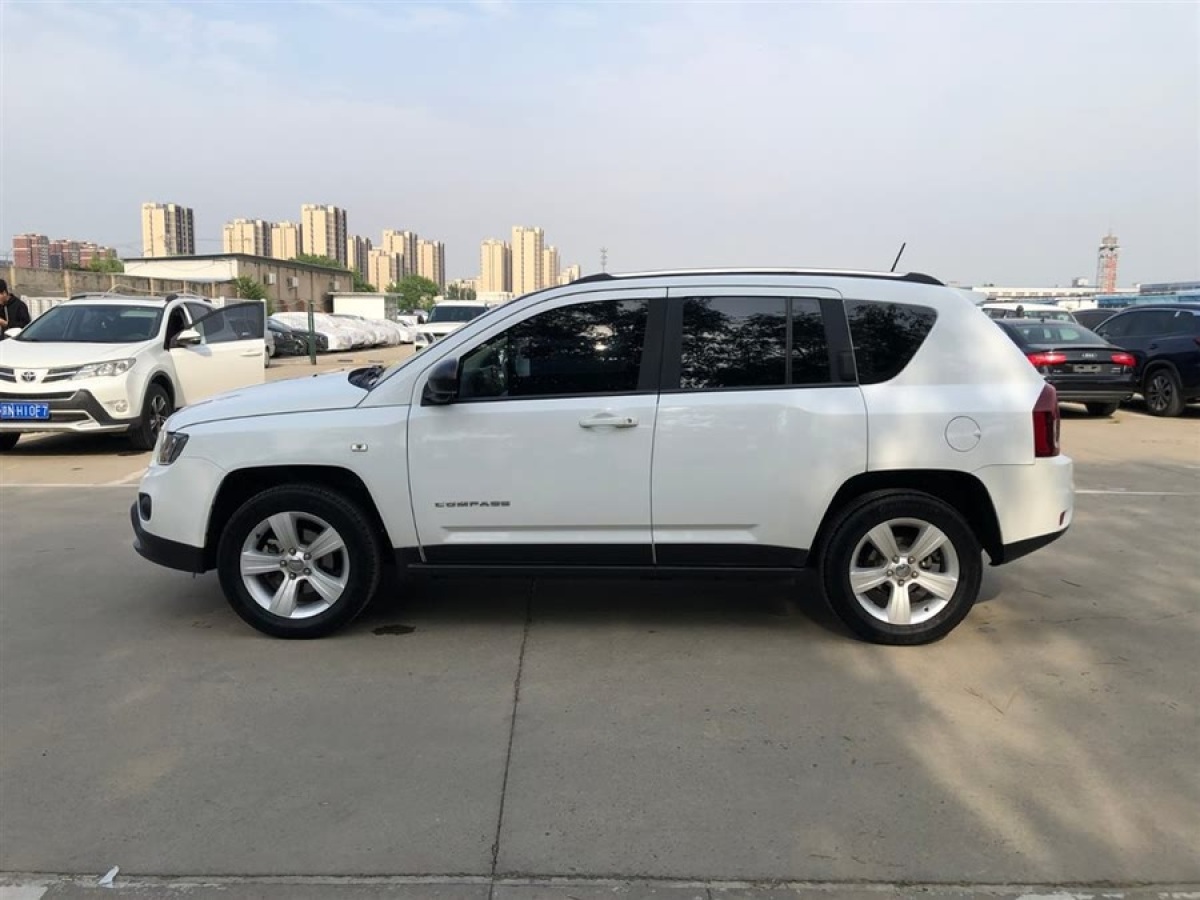 Jeep 指南者  2013款 2.0L 兩驅(qū)運動版圖片