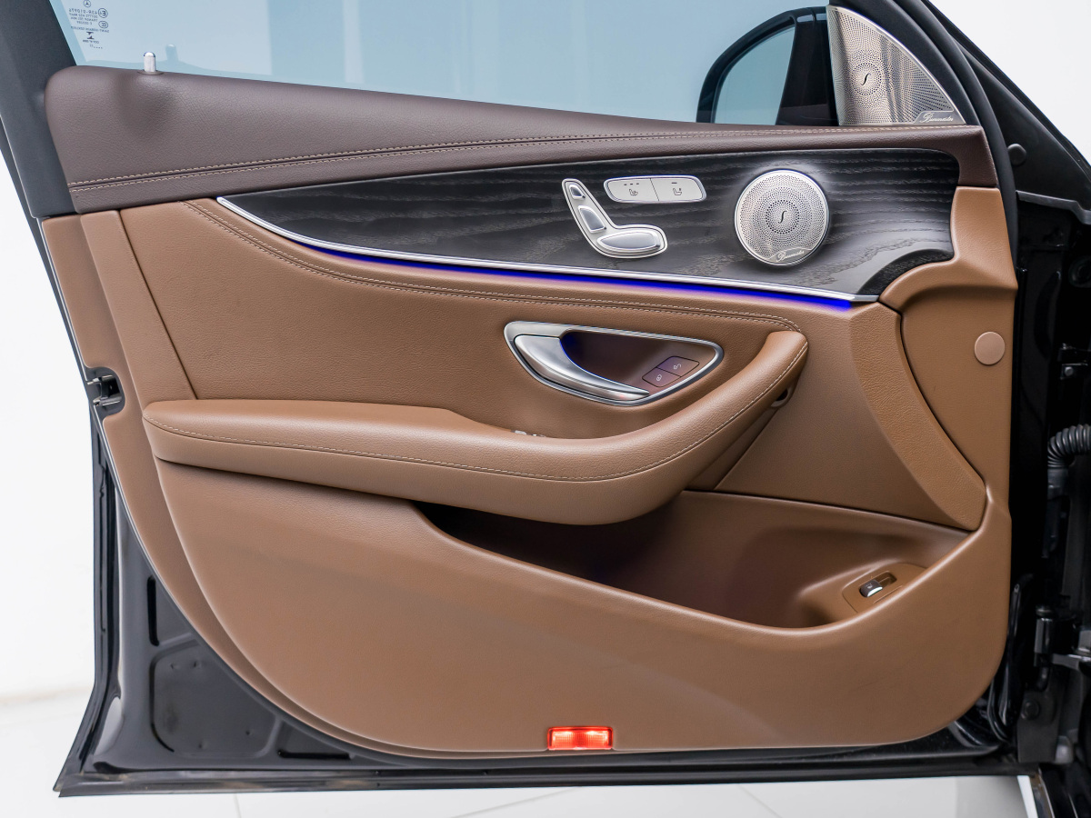2022年11月奔驰 奔驰E级新能源  2022款 改款 E 350 e L 插电式混合动力轿车