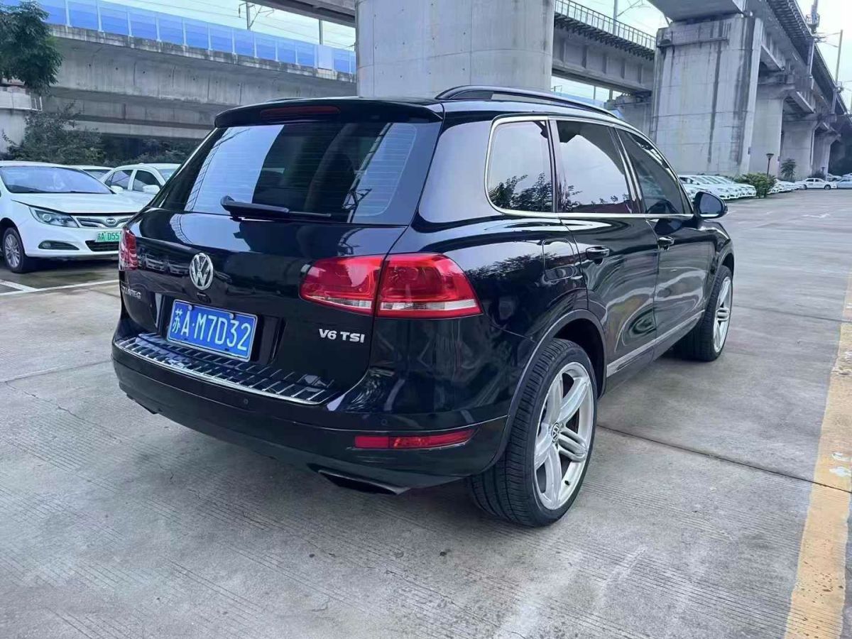 2014年1月大眾 途銳  2014款 3.0TSI 黑色探險(xiǎn)者