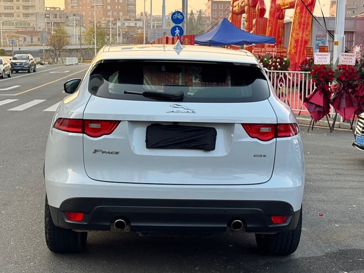 捷豹 F-PACE  2016款 2.0T 兩驅(qū)都市尊享版圖片