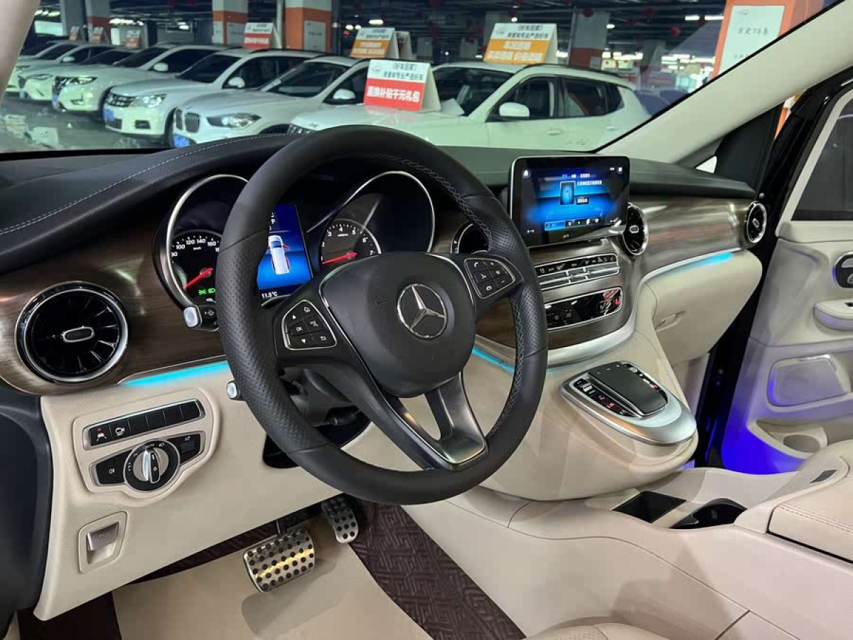 奔馳 V級(jí)  2020款 V 260 L 長(zhǎng)軸距豪華版圖片