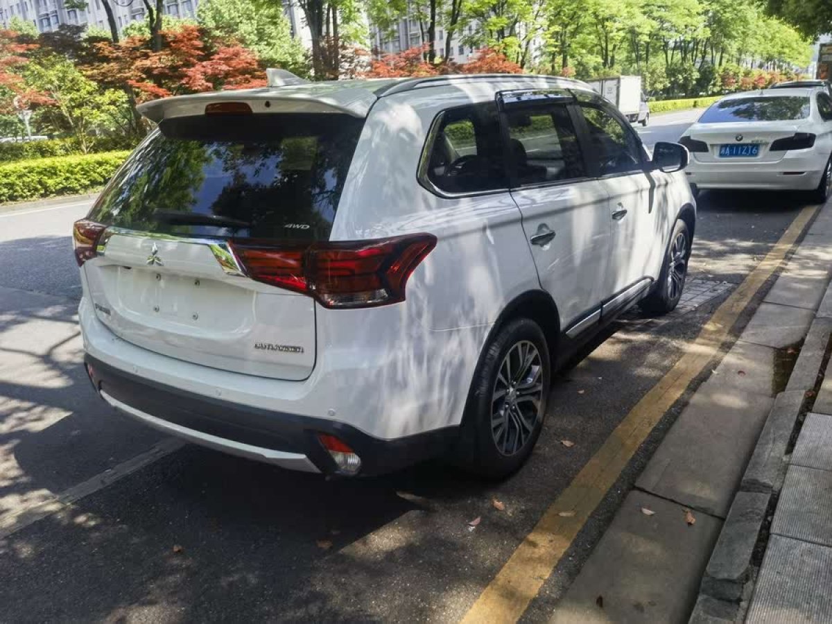 三菱 歐藍(lán)德  2018款 2.0L 兩驅(qū)榮耀版 5座圖片