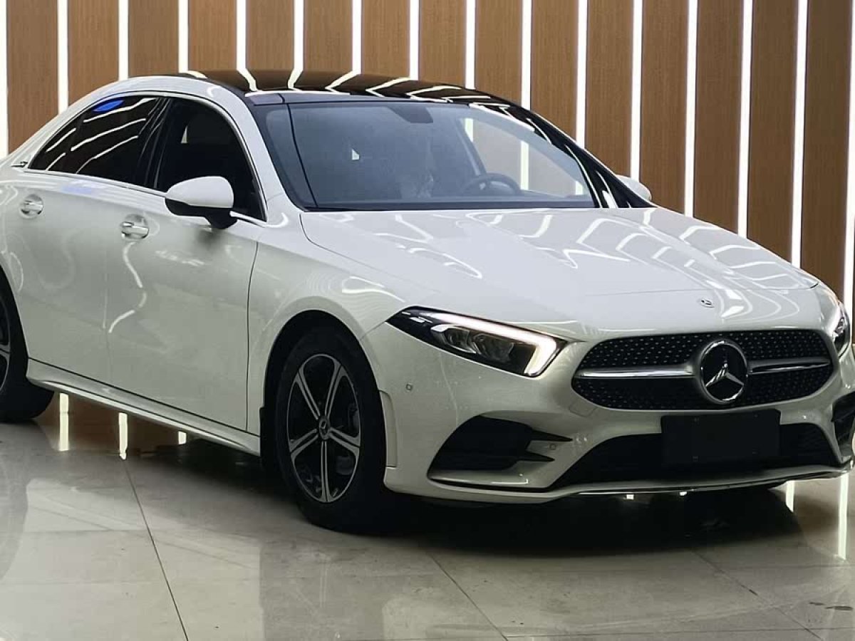 奔馳 奔馳A級(jí)  2022款 改款三 A 200 L 運(yùn)動(dòng)轎車(chē)時(shí)尚型圖片