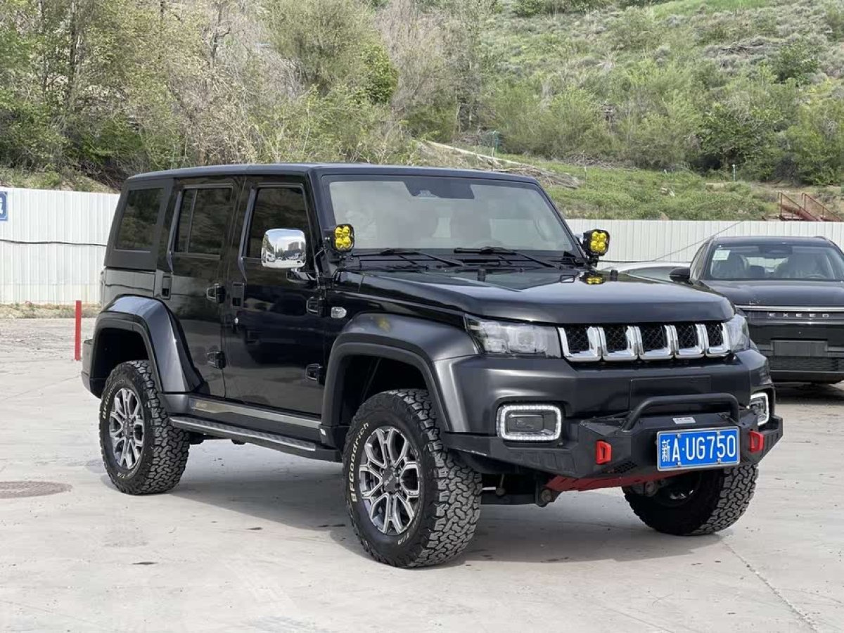 北京 BJ40  2023款 2.0T 自動四驅(qū)城市獵人版?zhèn)b客型圖片