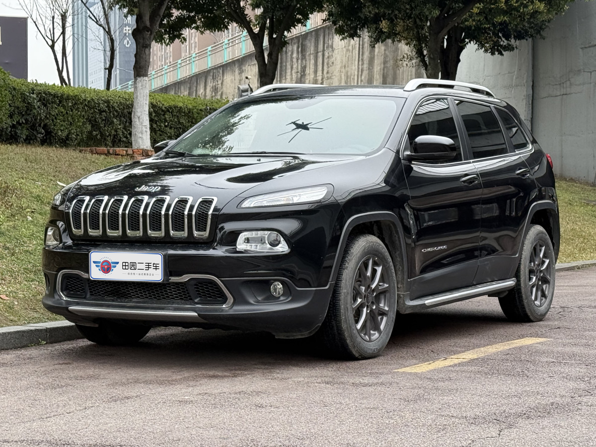 2020年10月Jeep 自由光  2020款 2.0L 兩驅(qū)經(jīng)典運動版