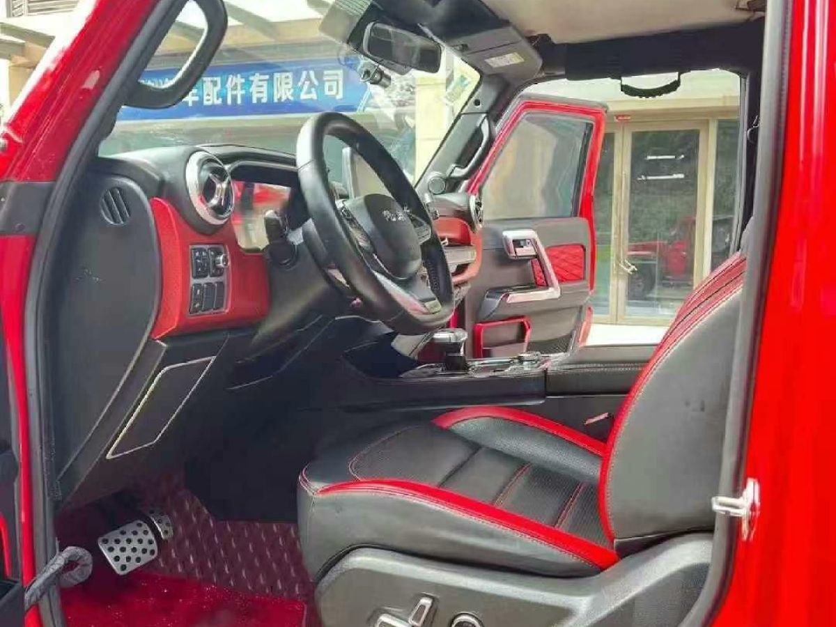 北京 BJ40  2020款 2.0T 自動(dòng)四驅(qū)城市獵人版?zhèn)b客型圖片