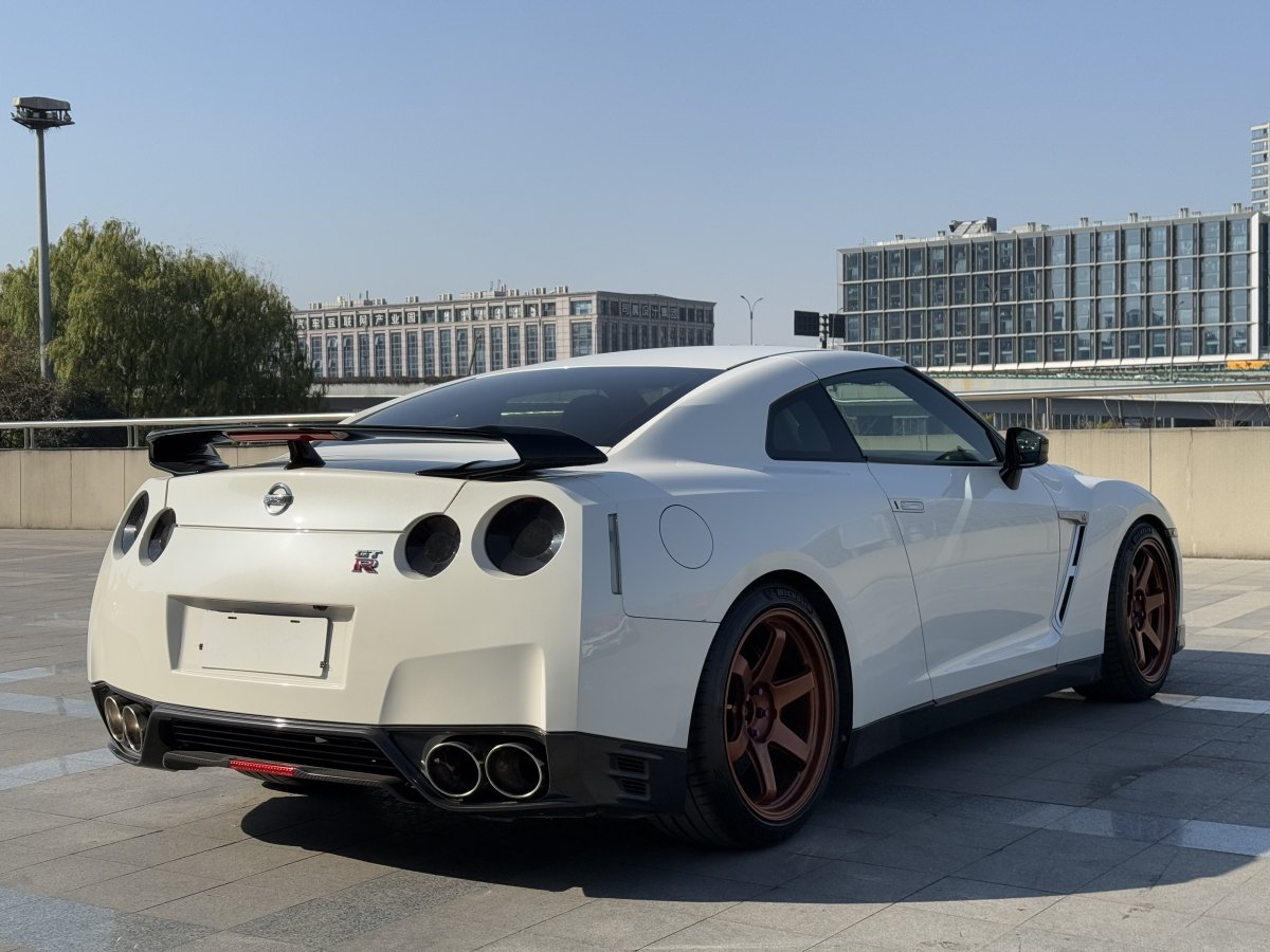 2017年6月日產(chǎn) GT-R  2015款 3.8T 豪華棕紅內(nèi)飾版