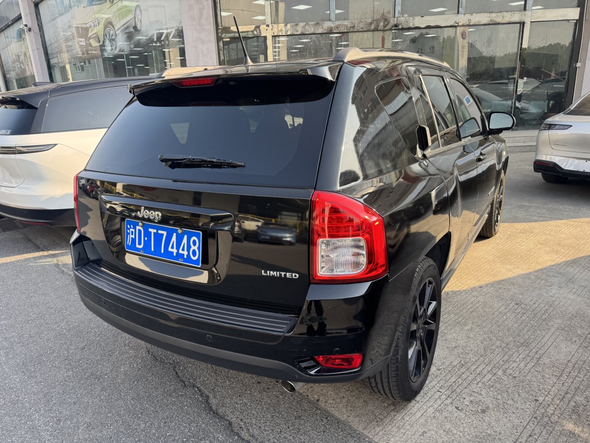 Jeep 指南者  2013款 2.4L 四驅(qū)炫黑導(dǎo)航版圖片