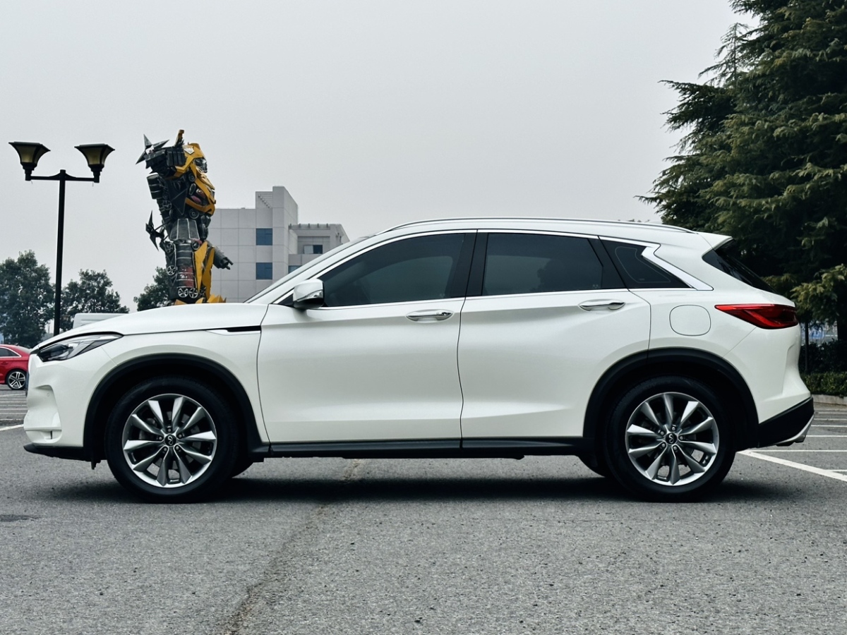 2020年7月英菲尼迪 QX50  2020款 改款 2.0T 兩驅(qū)時(shí)尚版