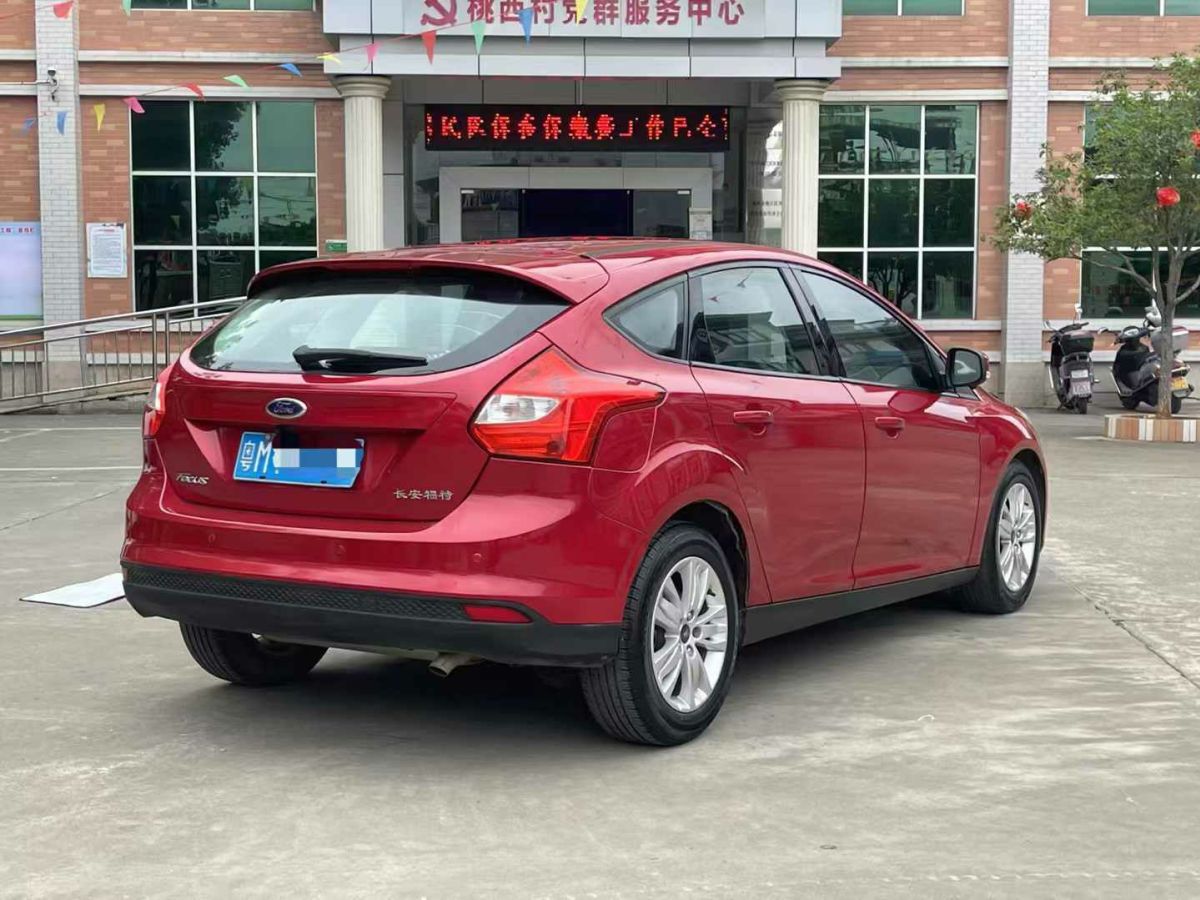 福特 ?？怂? 2014款 兩廂經典 1.8L 手動酷白典藏版圖片