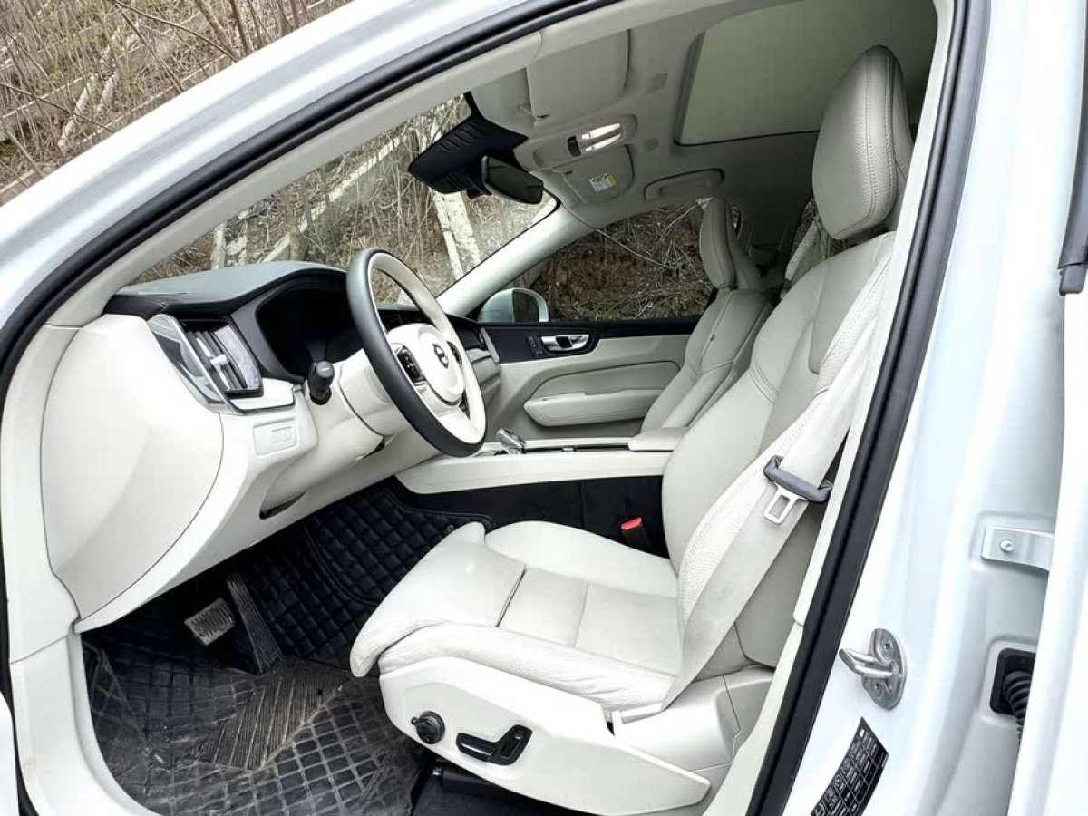 沃爾沃 XC60新能源  2025款 插電式混動 長續(xù)航四驅(qū)智遠(yuǎn)豪華版圖片
