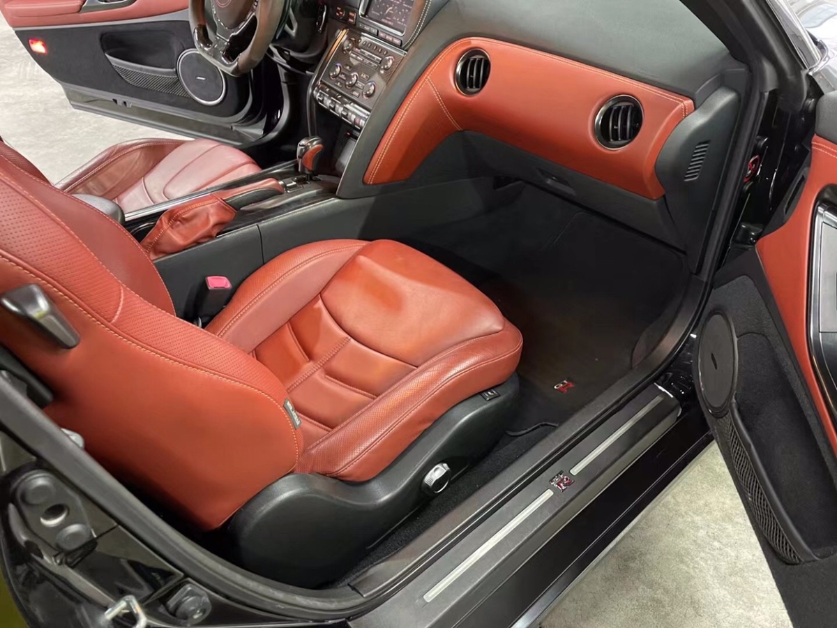日产 GT-R  2015款 3.8T 豪华棕红内饰版图片