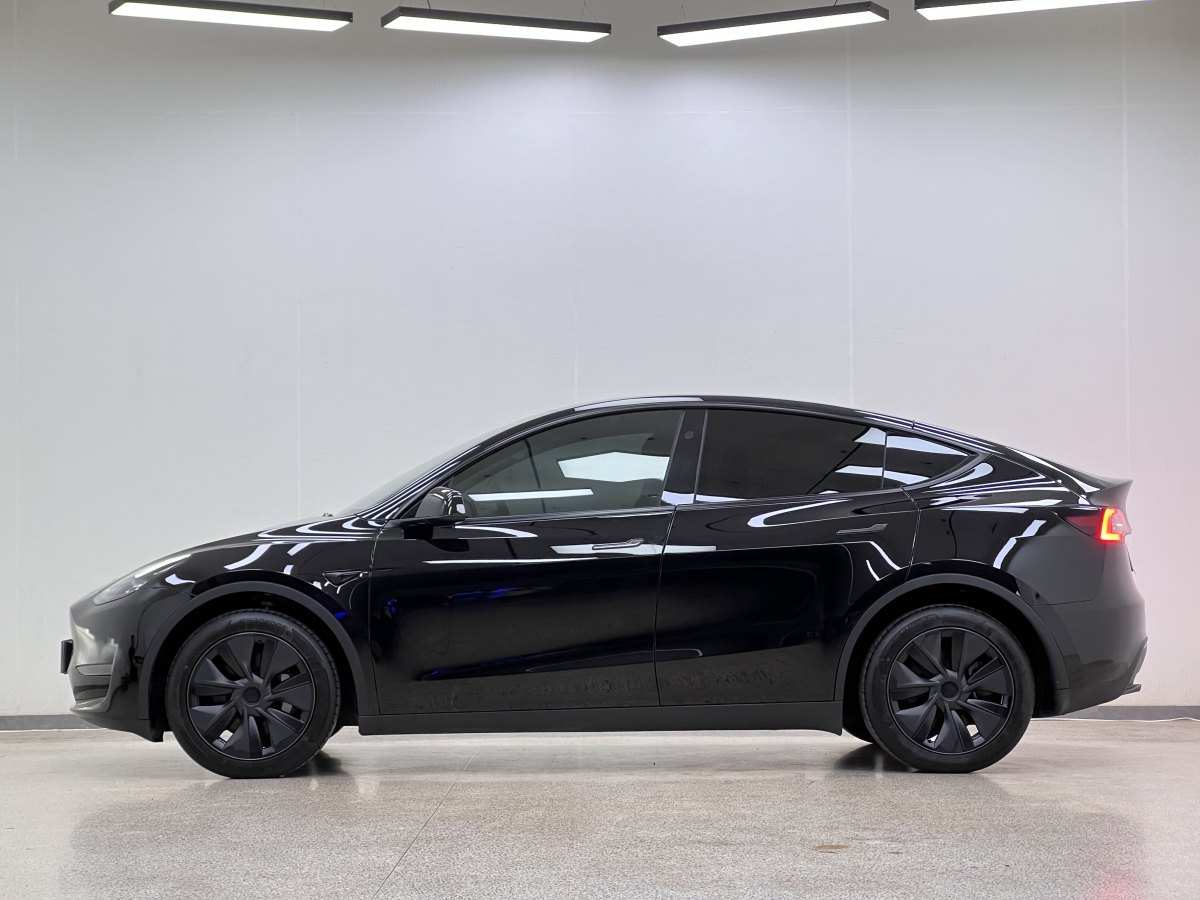 2024年8月特斯拉 Model Y  2023款 長續(xù)航煥新版 雙電機(jī)全輪驅(qū)動