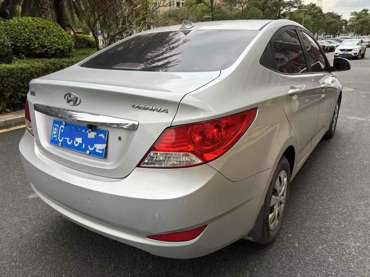 現(xiàn)代 瑞納  2013款 三廂 1.4L 自動標準型GL圖片