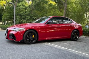 Giulia 阿爾法·羅密歐 2.0T 280HP 黯夜魅影限量版