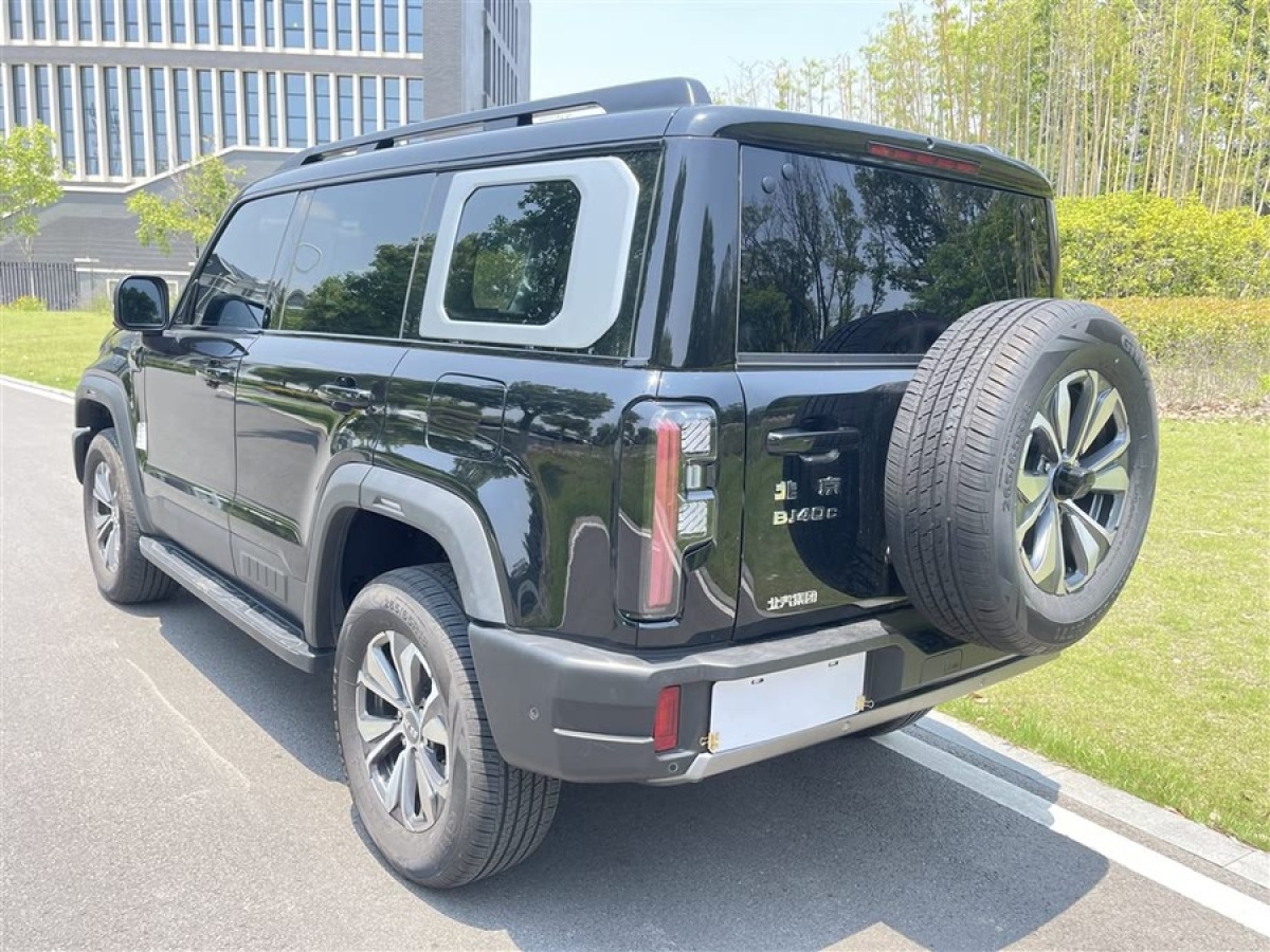 北京 BJ40  2024款 2.0T 城市獵人版 至尊型圖片