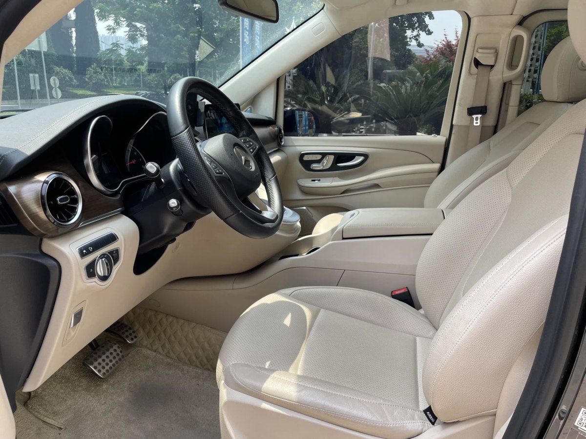 奔馳 V級(jí)  2020款 V 260 L 長(zhǎng)軸距豪華版圖片
