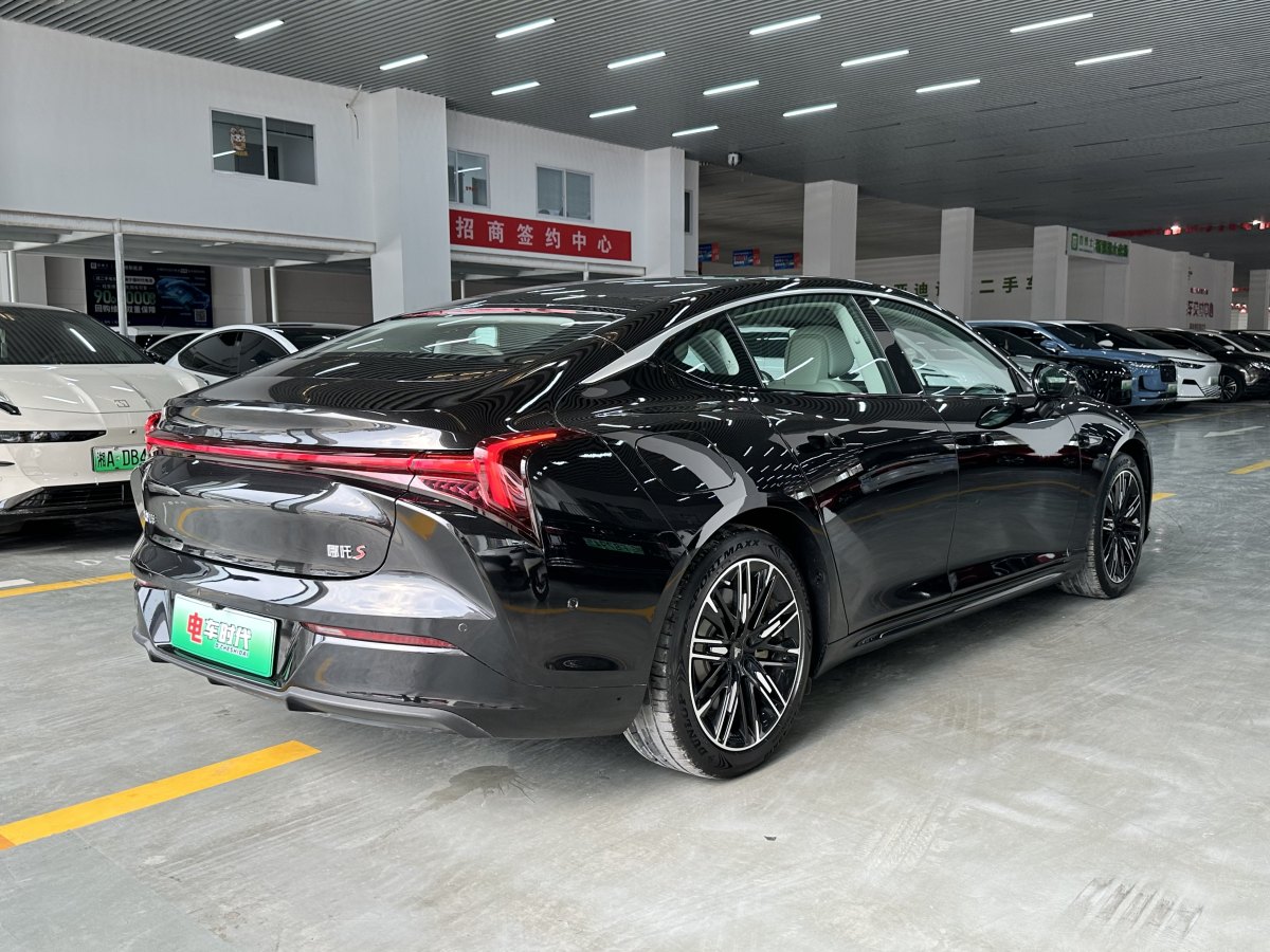 哪吒 哪吒S  2022款 純電 715km 后驅(qū)中版圖片